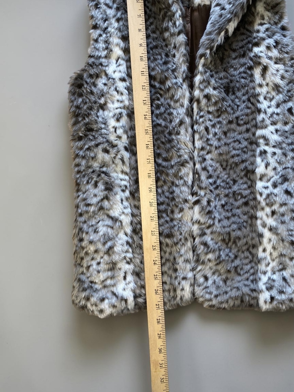 Forever 21 XXI Womens Vest S Lined Faux Fur Snow Leopard Spotted Grey Winter - Picture 5 of 6